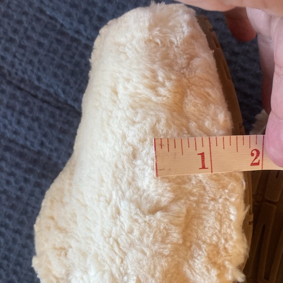 UGG NEW 2” Platform Closed Toe Faux Fur Slippers Size 9 - Picture 15 of 16